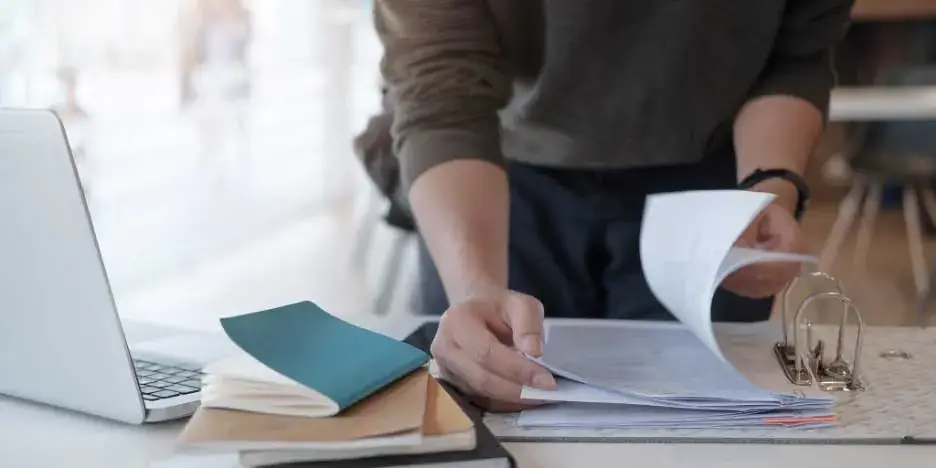 Estudiante estudiando para el examen de contratista C38